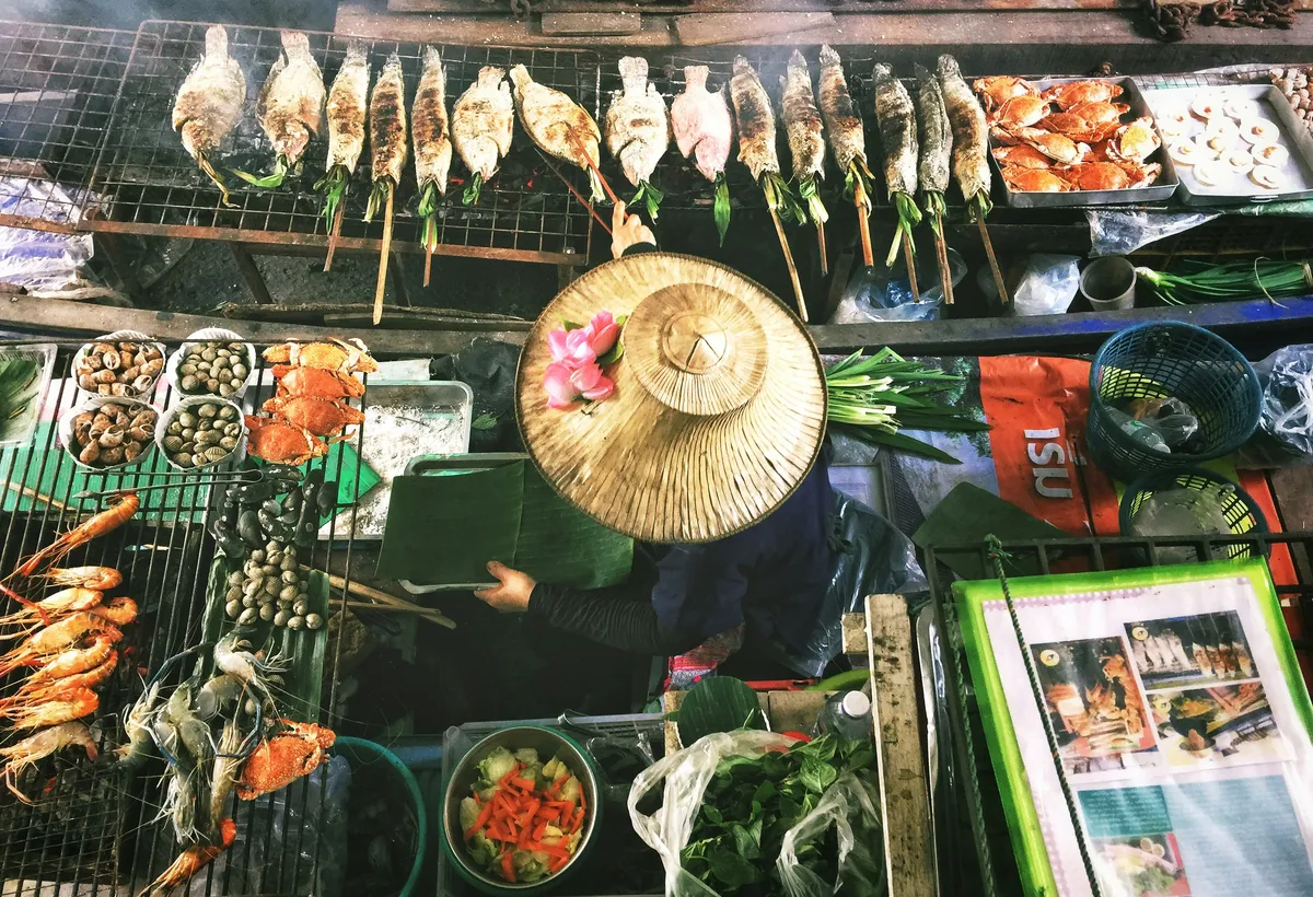 Stoisko ze street foodem na targu w Bangkoku
