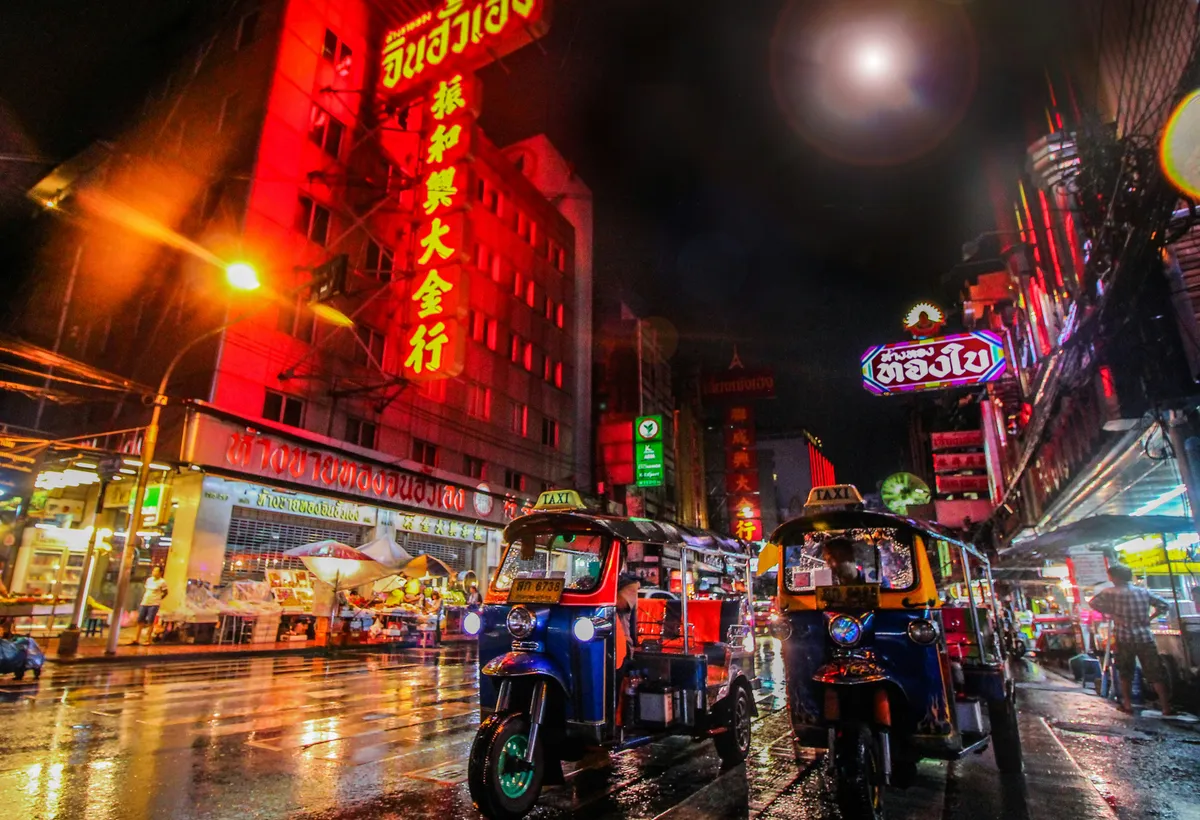 Bangkok nocą z neonami Chinatown i tuk-tukami