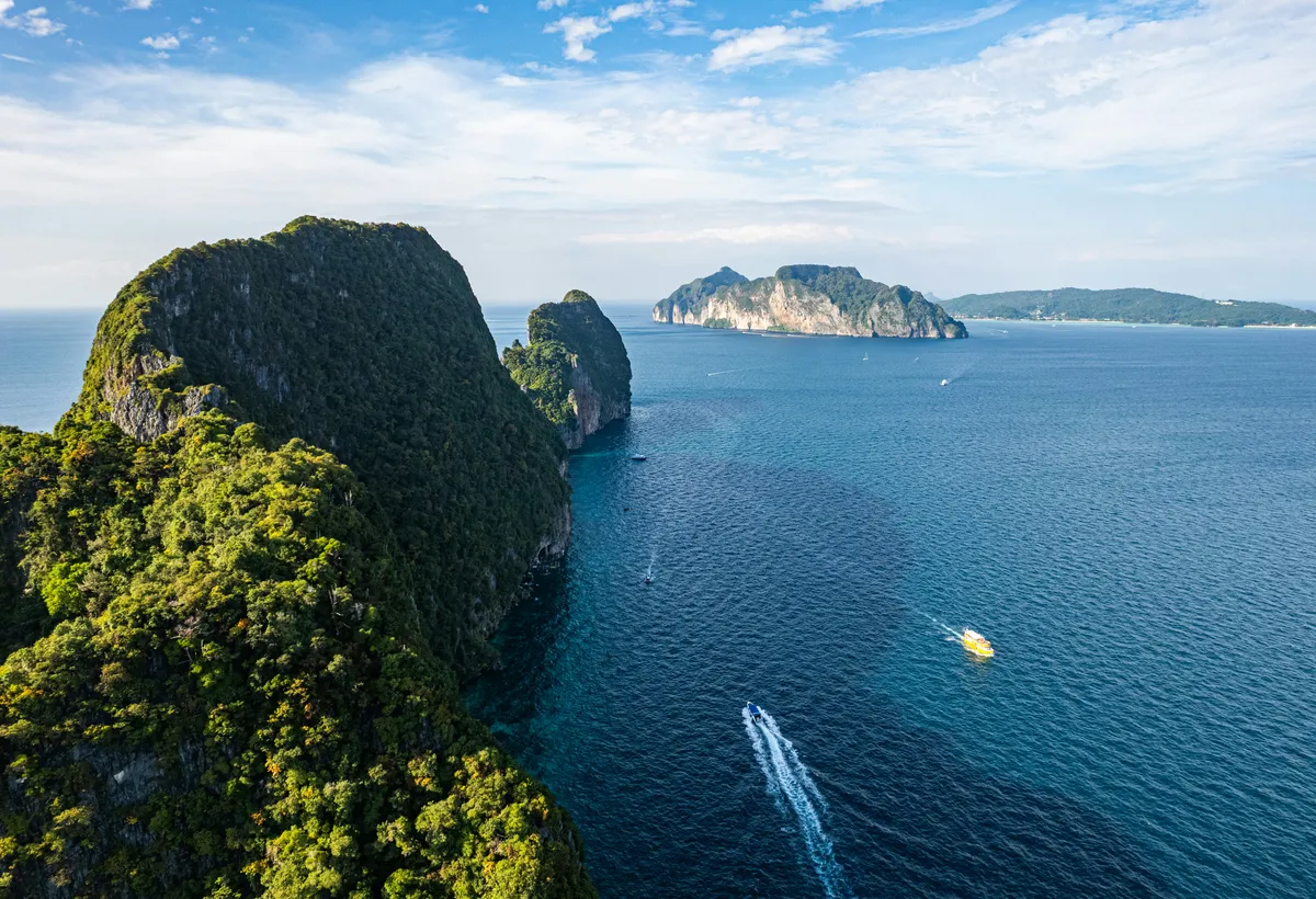Wapienne wyspy na trasie z Krabi do Phi Phi