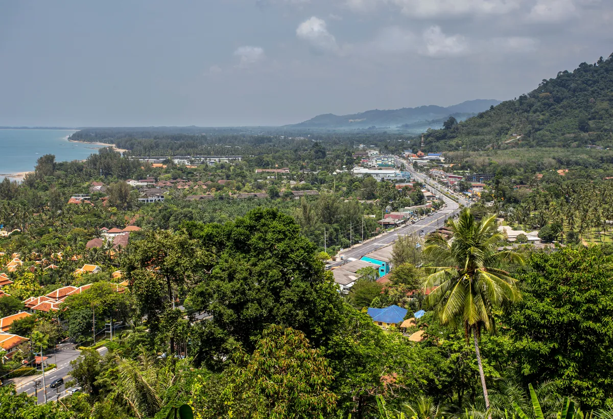Wybrzeże Khao Lak i zielone wzgórza z punktu widokowego