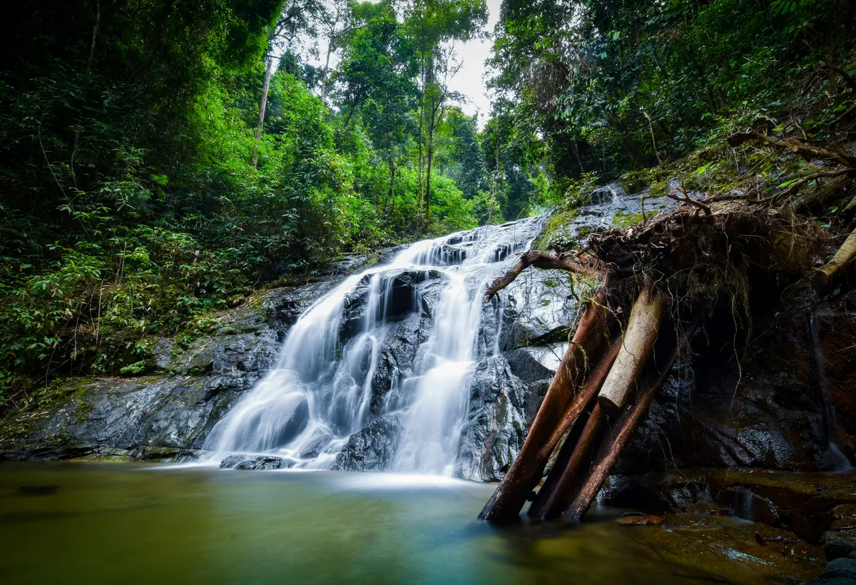 Wodospad w zielonej okolicy Khao Lak
