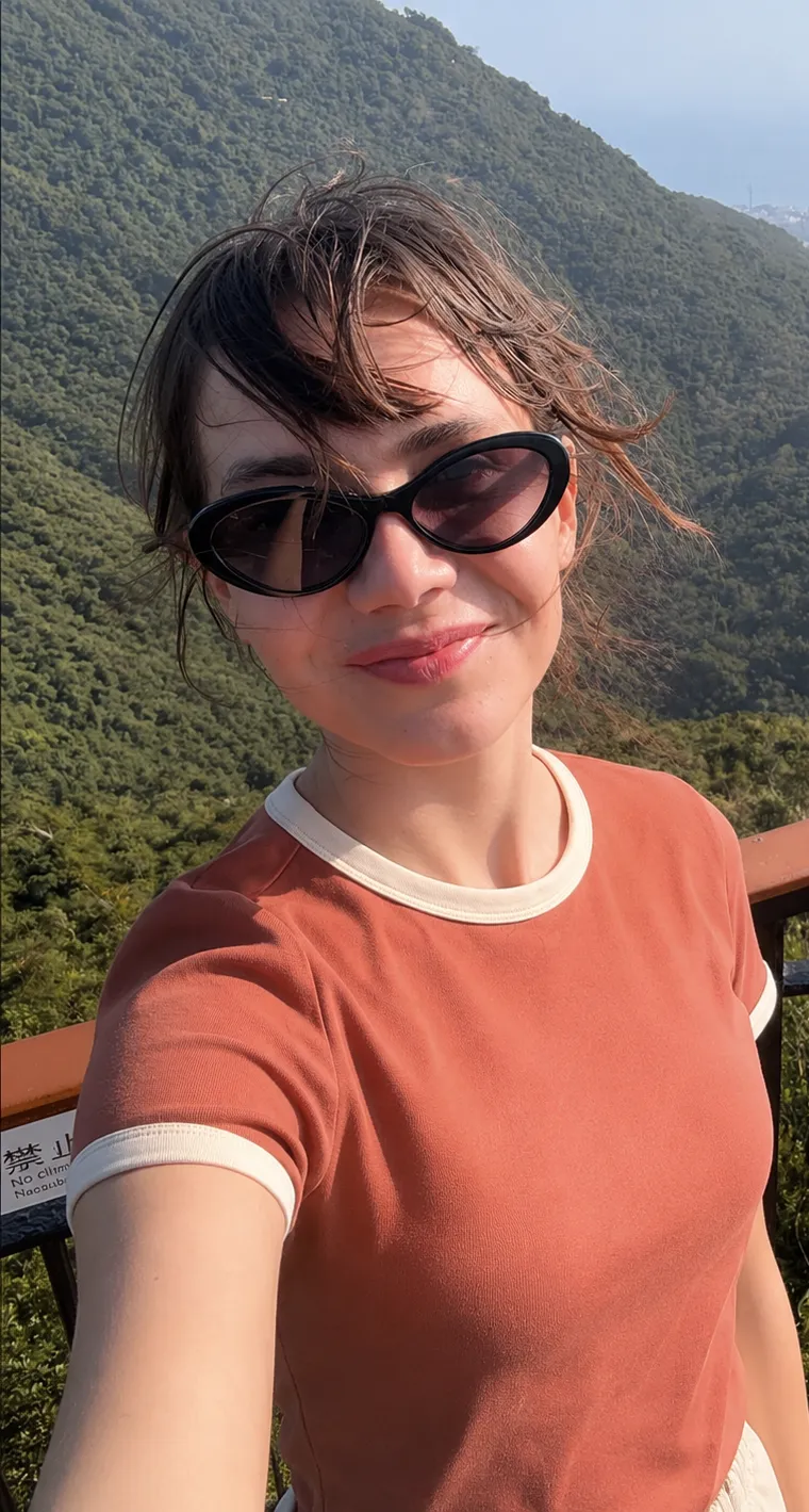 Olga Bołądź na górskim punkcie widokowym