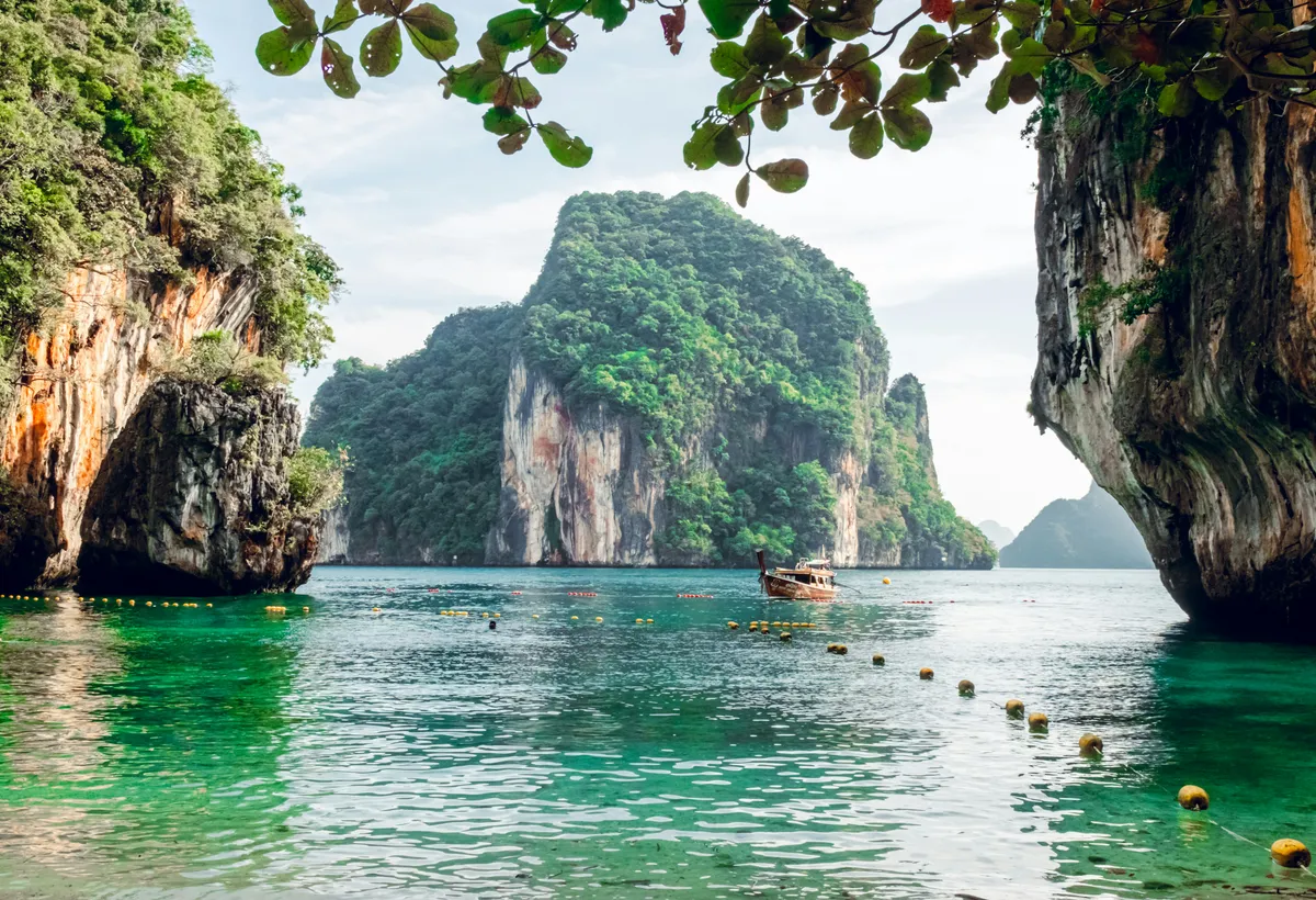Zatoka Phang Nga z wapiennymi skałami