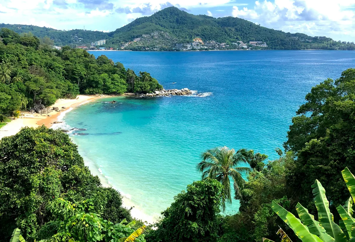 Zatoka i plaża na Phuket otoczone zielenią