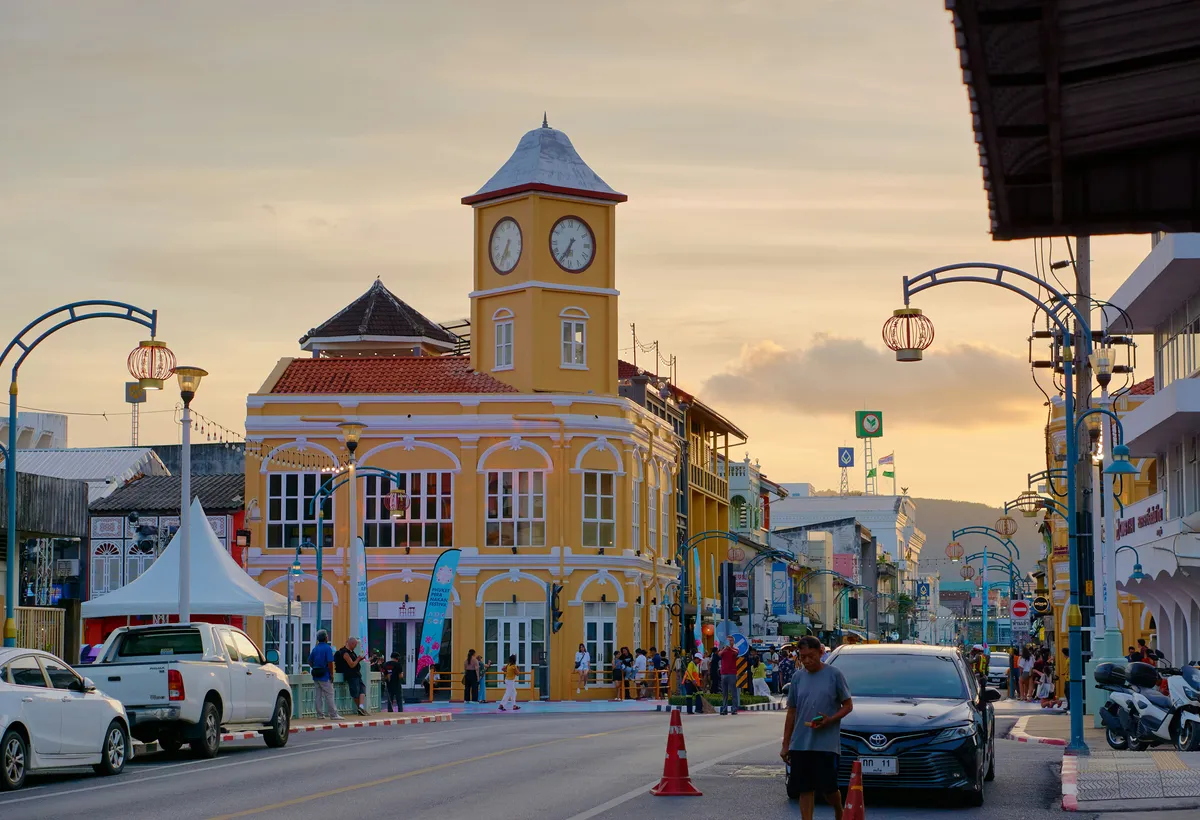 Kolorowa zabudowa Phuket Old Town o zachodzie słońca