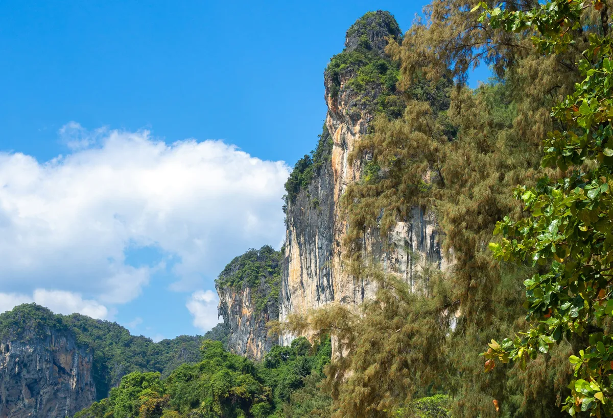 Plaża Railay otoczona wapiennymi klifami