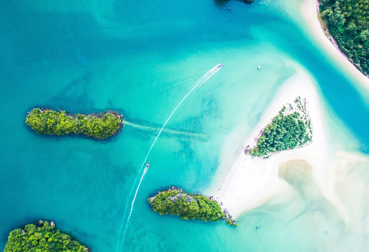 Turkusowa zatoka i łodzie longtail w Krabi