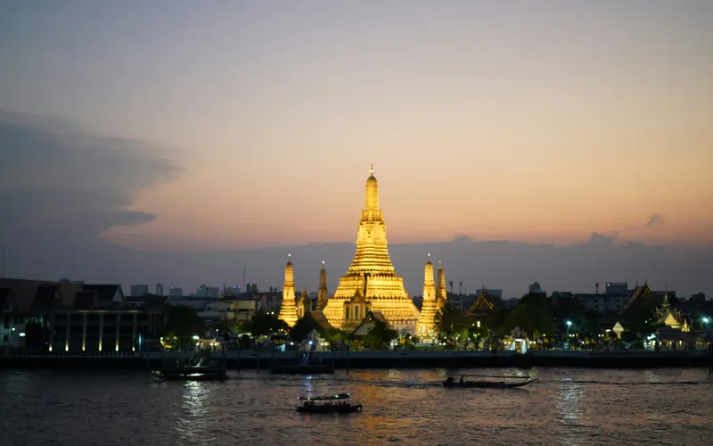 Wat Arun nad rzeką Chao Phraya w Bangkoku