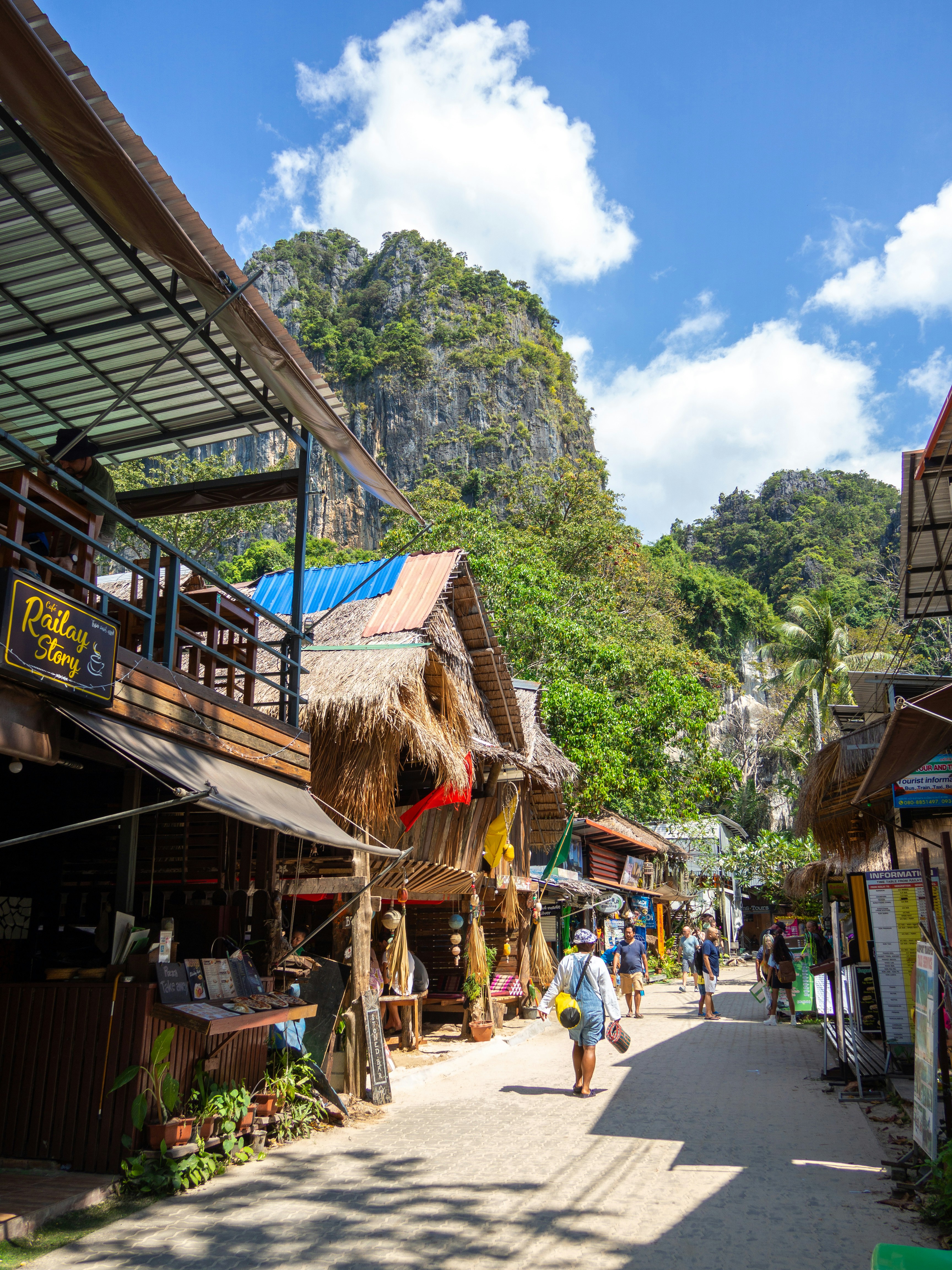 Krabi z wapiennymi klifami i lokalną zabudową przy Railay