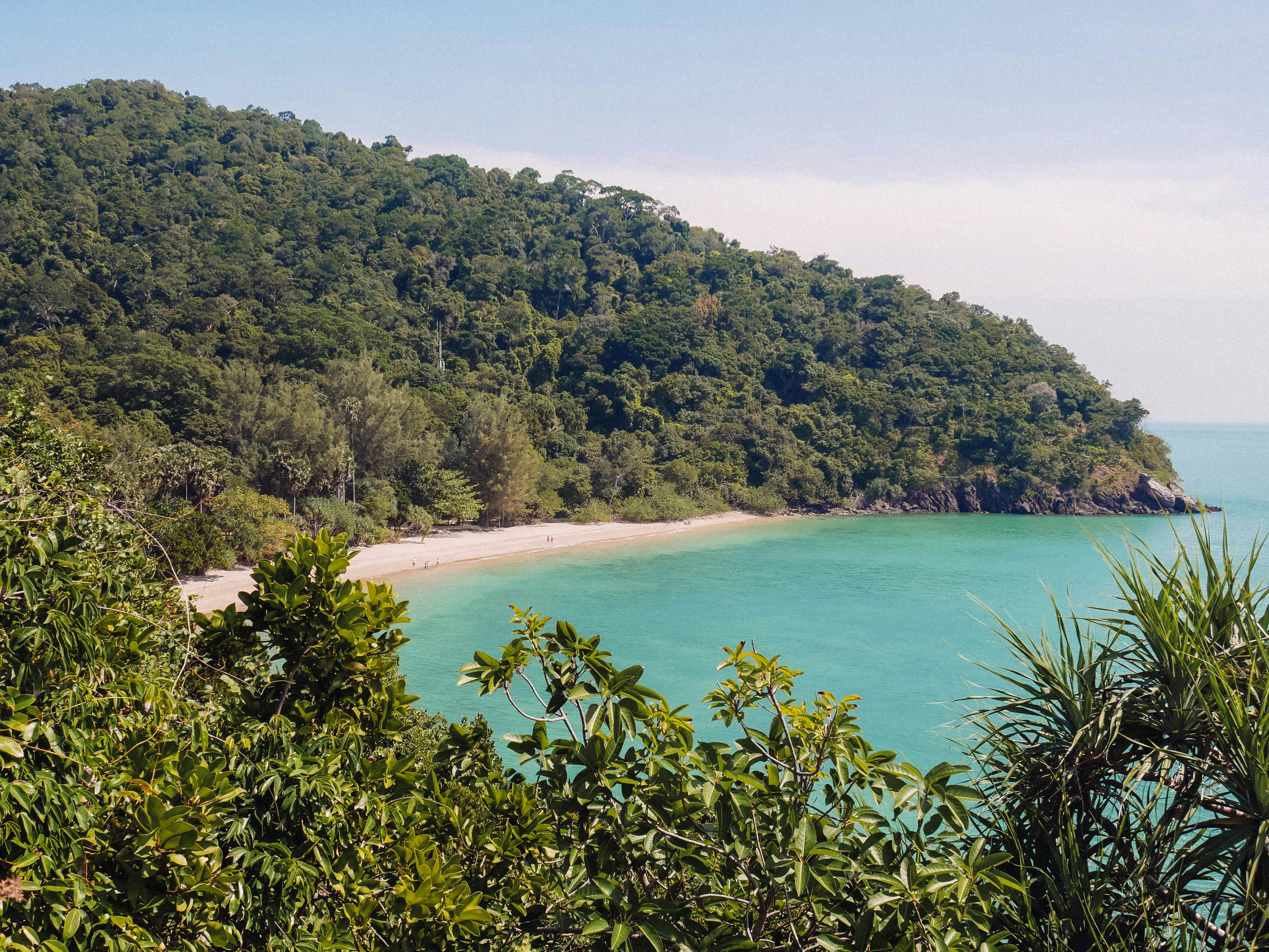 Spokojna zatoka Koh Lanta z turkusową wodą i zielonym wybrzeżem