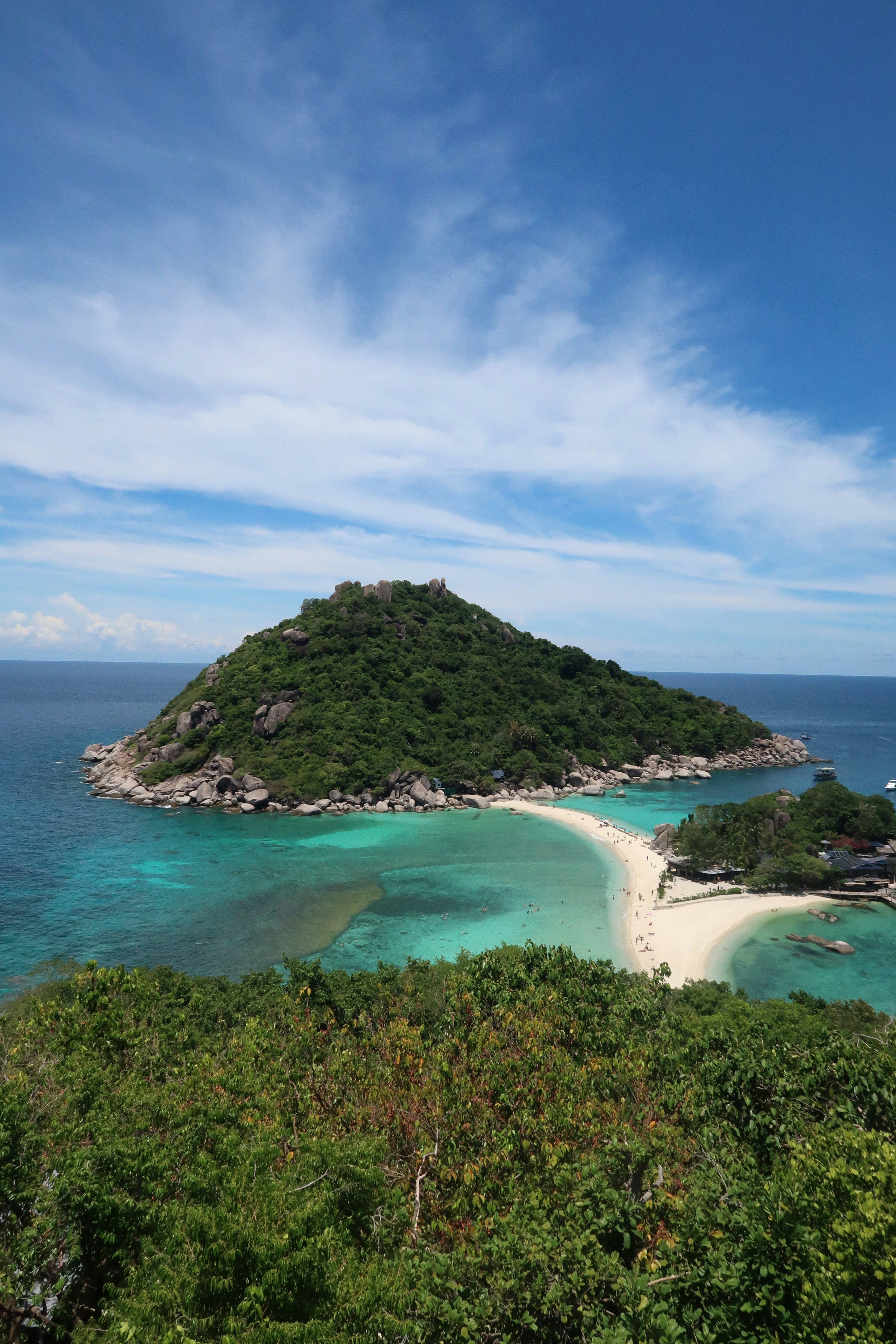 Punkt widokowy na Koh Lanta z długą plażą i dżunglą