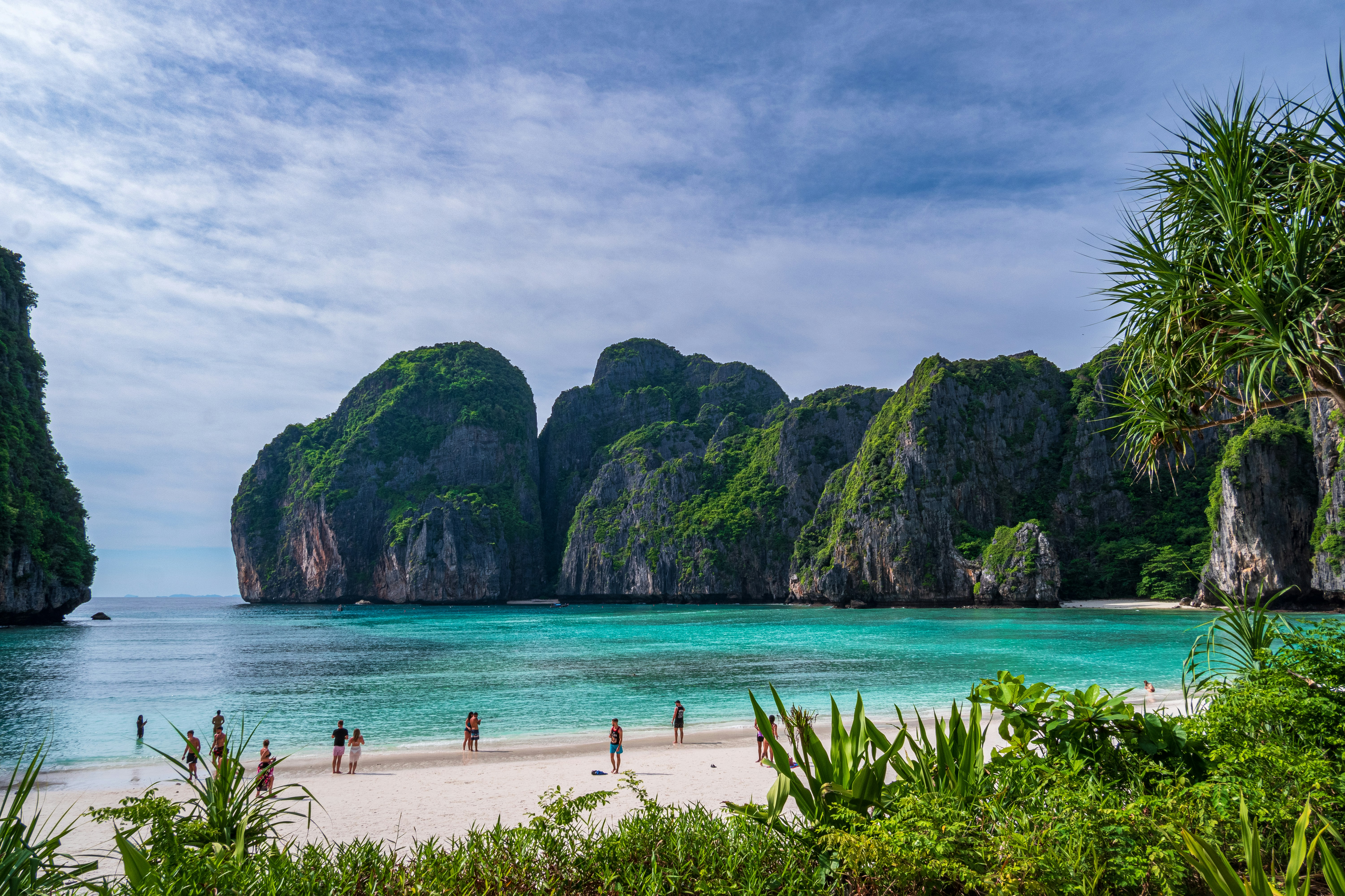 Maya Bay z turkusową wodą i wapiennymi klifami