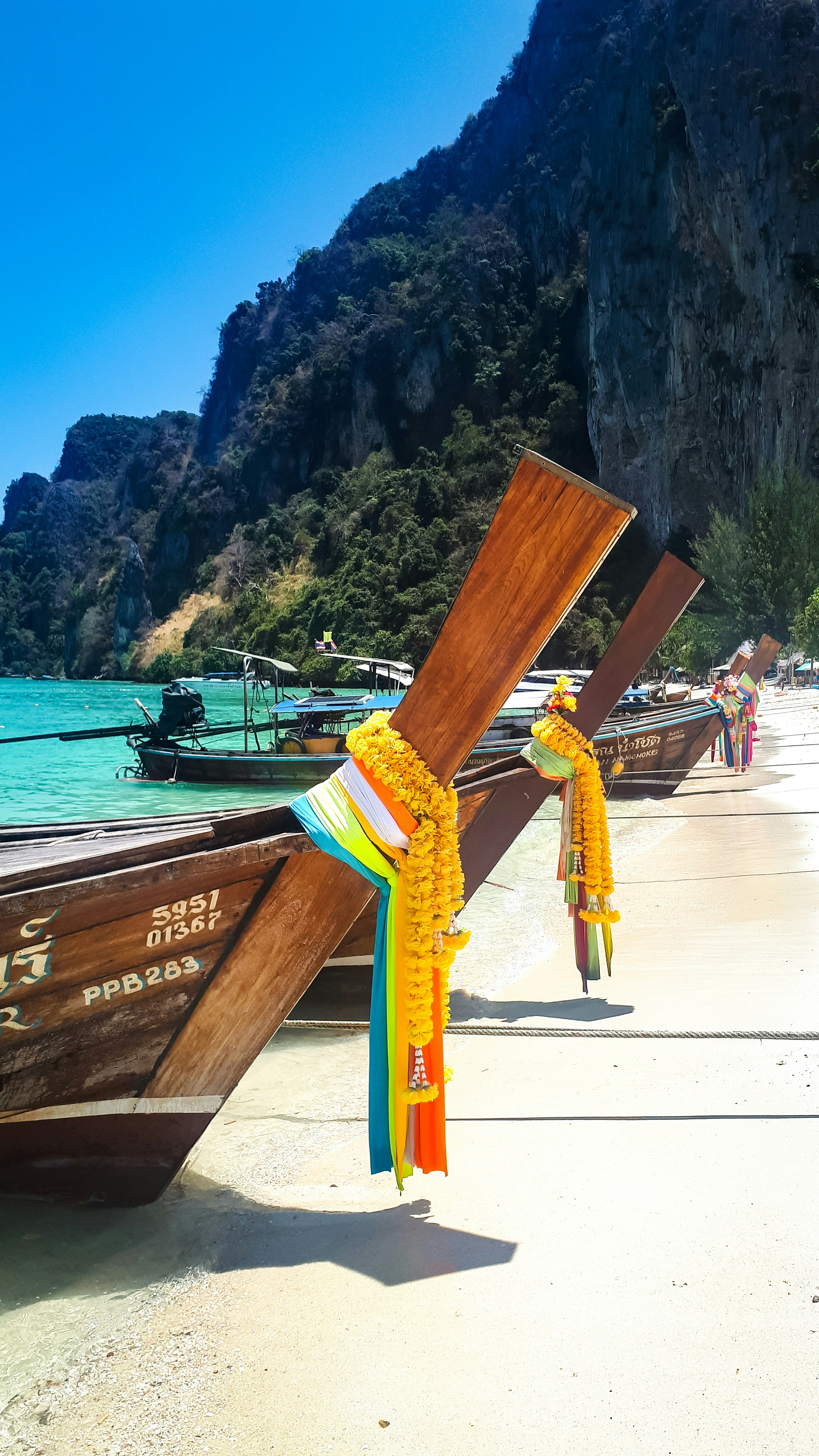 Łodzie long tail przy plaży Phi Phi