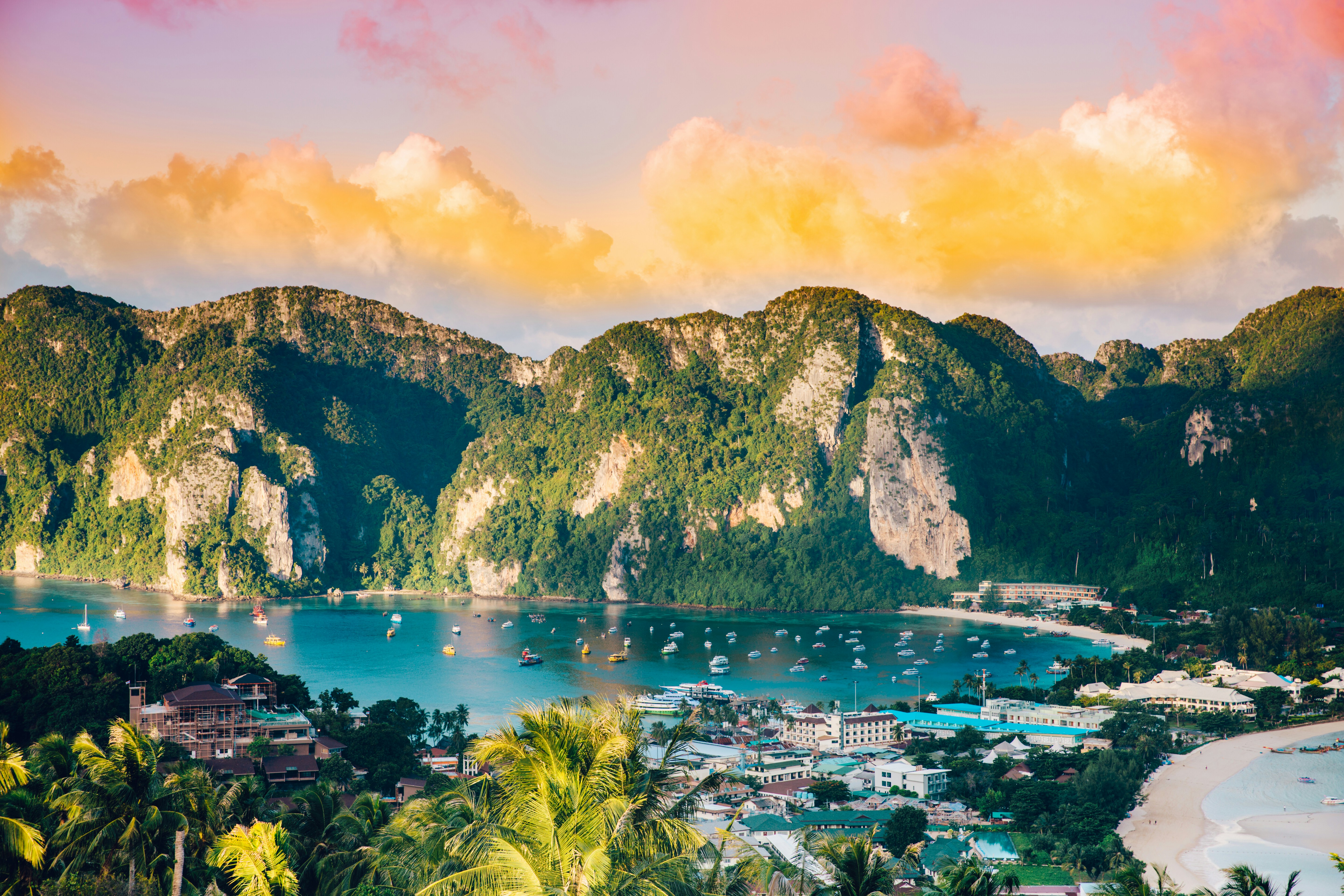 Panorama zatok Phi Phi ze wzgórza widokowego